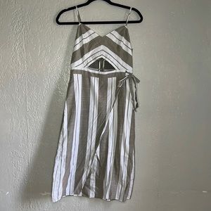 Express dress size 4. Opening in the front. Elastic on the back with zipper.